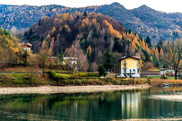 Fototapeta na wymiar lake with a house and mountain background