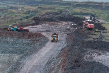 Overburden stripping with excavator and articulated haulers