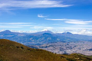 El volcán Cotopaxi tomado desde el mirador del teleférico. Quito - Ecuador