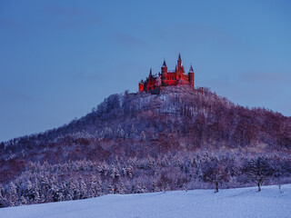 Burg Hohenzollern im Winter, rot beleuchtet, Baden-Württemberg