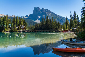 Obraz premium Canoeing on Emerald Lake in summer sunny day. Mount Burgess in the background. Yoho National Park, Canadian Rockies, British Columbia, Canada.