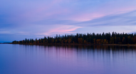 Rio y taiga en otoño. Vaala. Finlandia.