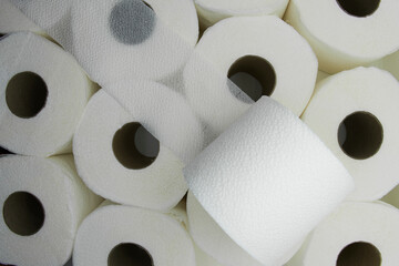 Papel higiénico desplegado sobre serie de rollos de papel higiénico ordenados