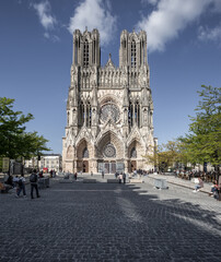 Westansicht und Hauptportal der gotischen Kathedrale von Reims, Frankreich
