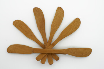 Diseño de flor armada con cuchillos untadores de madera