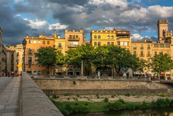 Fototapeta na wymiar Edificios del casco antiguo de la ciudad de Girona, bañados con la luz de la hora dorada, en el noreste de Catalunya