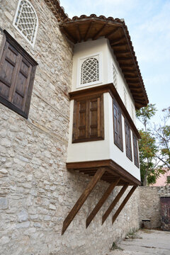 Vista de los principales monumentos y sitios de Atenas (Grecia). Antigua casa medieval en el barrio de Plaka.