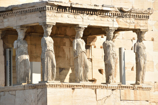 Vista de los principales monumentos y sitios de Atenas (Grecia). Acr&oacute;polis. Templo de Atenea (Athena) o Erecteion (Erechtheion). Las Cari&aacute;tides (Caryatids)