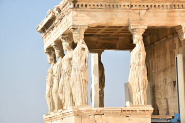 Vista de los principales monumentos y sitios de Atenas (Grecia). Acrópolis. Templo de Atenea (Athena) o Erecteion (Erechtheion). Las Cariátides (Caryatids) - obrazy, fototapety, plakaty
