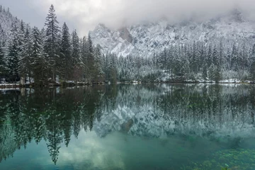 Photo sur Plexiglas Forêt dans le brouillard Amazing winter landscape with snowy mountains and clear waters of Green lake (Gruner see), famous tourist destination in Styria region, Austria