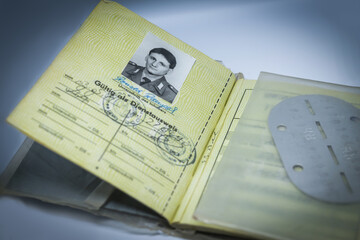 Wehrdienstausweis eines Soldaten der NVA aus DDR Zeiten