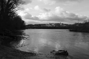 Le fleuve Rhône vu depuis le parc de la Feyssine, ville de Villeurbanne, département du Rhône,...