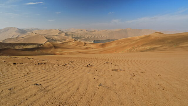 Megadunes overlooking Sumu Barun Jaran Lake S.+W.shores-Badain Jaran Desert-Inner Mongolia-China-1181