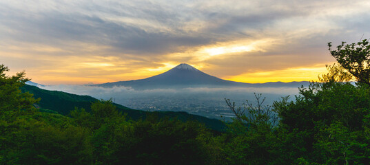 富士山と御殿場市の街並み
