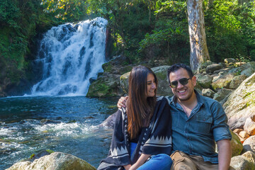 Naklejka premium Man and woman in la monja waterfalls on xico veracruz Travel Concept