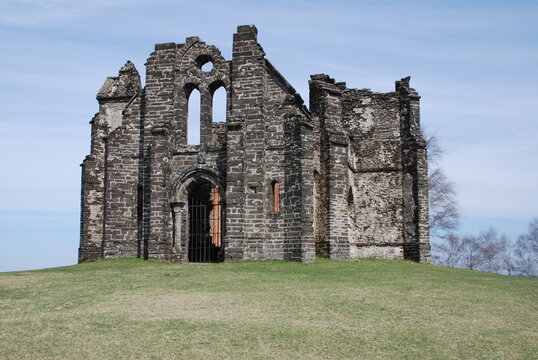 Ruines de la chapelle consacr&eacute;e &agrave; Notre-Dame-du-Bon-Secours, Mont Gargan, Haute-Vienne, Limousin, Nouvelle-Aquitaine, France