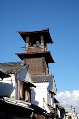 Fototapeta premium 小江戸川越の蔵造りの町並み 青空の映える時の鐘