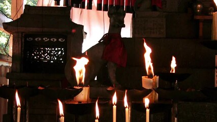 ろうそくの炎と狐の像 - Powered by Adobe