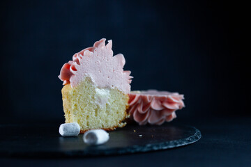 Obraz na płótnie Canvas Pink lush cupcake with marshmallow