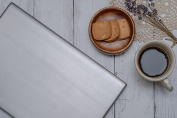 休憩中のビジネスデスクの上