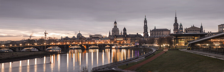 Fototapeta premium Panorama von Dresdner Altstadt am frühen Morgen in Dezember. Blick von Marienbrücke 