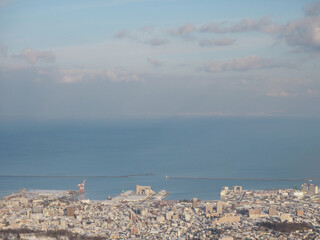 展望台から見渡せる海と町