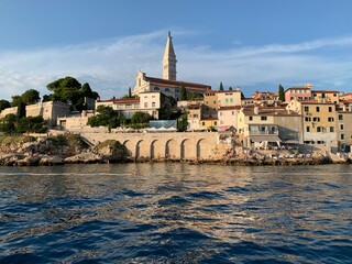 Naklejka premium Rovinj Istrien Kroatien Adria Mittelmeer - Altstadt mit Gassen vom Meer aus im Sommer
