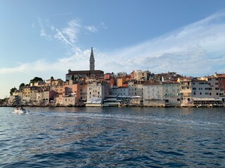 Fototapeta premium Rovinj Istrien Kroatien Adria Mittelmeer - Altstadt mit Gassen vom Meer aus im Sommer