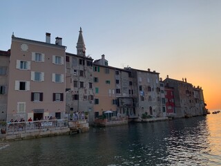 Rovinj Istrien Kroatien Adria Mittelmeer - Altstadt mit Gassen im Sommer bei Sonnenuntergang