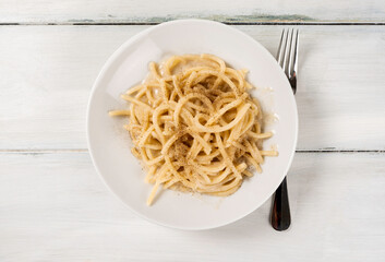 Piatto di deliziosi spaghetti cacio & pepe, ricetta tipica della cucina Romana, Cibo Italiano