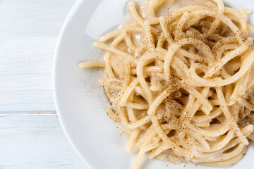 Piatto di deliziosi spaghetti cacio & pepe, ricetta tipica della cucina Romana, Cibo Italiano
