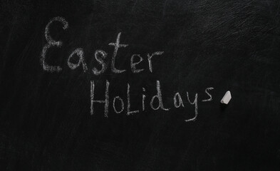 Obraz premium Slogan Easter Holidays chalk hand drawn on blackboard