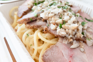 キノコとポークのランチパスタ