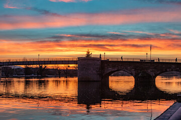 Sonnenaufgang über der Alten Mainbrücke von Kitzingen in Mainfranken