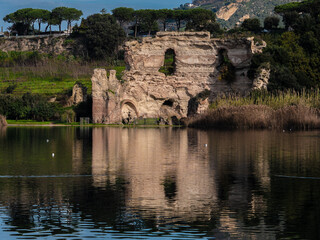 Fototapeta na wymiar Il tempio di Apollo nel Lago D'Averno