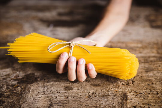 Celiaco tine in mano mazzo di pasta spaghetti 