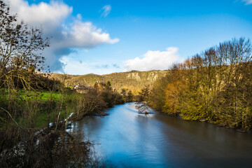 Fototapeta premium Vue en longue exposition sur la Suisse normande et les rives de l'Orne depuis Clécy (Normandie, France)
