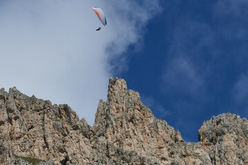 Fototapeta na wymiar Gleitschirmflieger in den Dolomiten