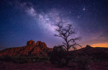 Een prachtige opname van de Cathedral Rock onder de sterren, de Melkweg aan de nachtelijke sterrenhemel