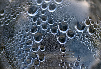 Wassertropfen auf einer Glaskugel