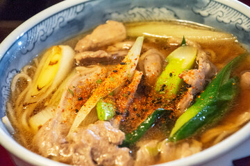 鴨南蛮そば。鴨南蛮蕎麦。七味唐辛子。鴨ネギ。鴨ロース肉。だし汁。