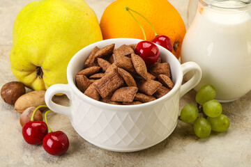 Breakfast with corn chokolate pads and milk