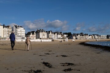 Promenade sur la Grande Plage de Quiberon dans le Morbihan en Bretagne