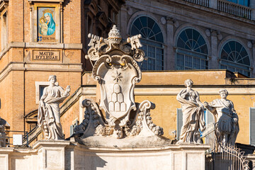 Obraz premium Statues of monument in front of building facade in the Vatican
