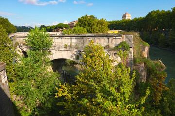 Fototapeta na wymiar テベレ川に架かるローマ最古の石橋　ロット橋ことアエミリウス橋　（パラティーノ橋から）