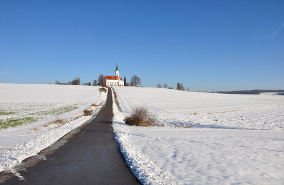 Kirche mit Weg, Weg zum Glauben , Religion, Glaube