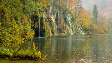 Nazwy oryginalne: Jeziora Plitvickie Jesień Wodospady w deszczu
