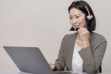 リモート会議　女性