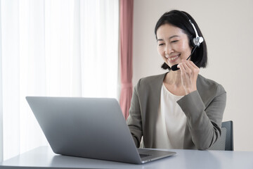 リモート会議　女性