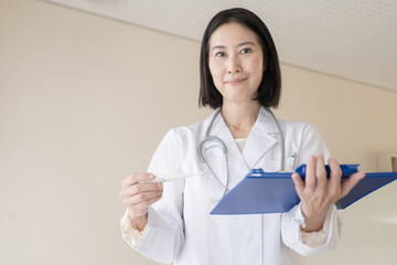 白衣の女性